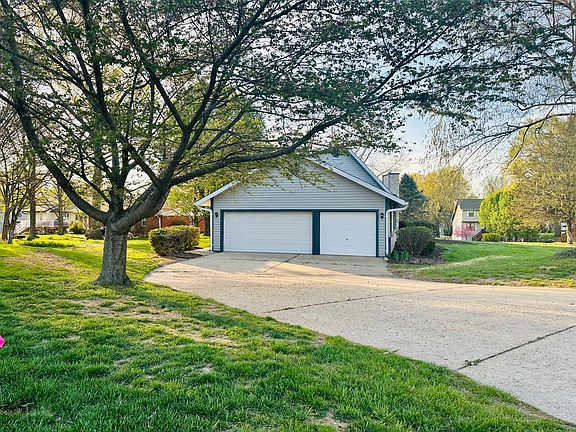 2nd image of 661 Lakewood Dr