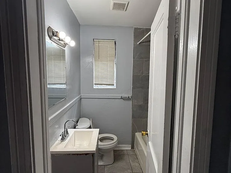 1046 W 8th St — Photo 3