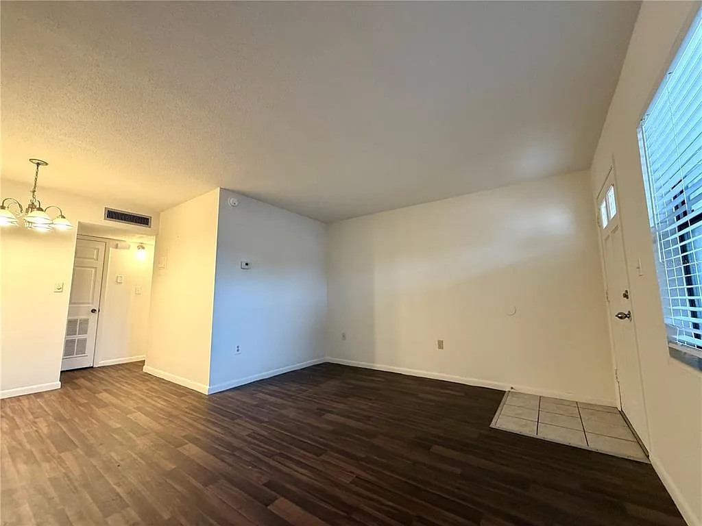1 bed, 1.0 bath, 680 sqft, $975 — Photo 2