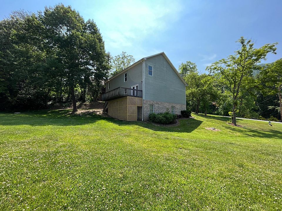 2nd image of 1224 Ambleside Rd