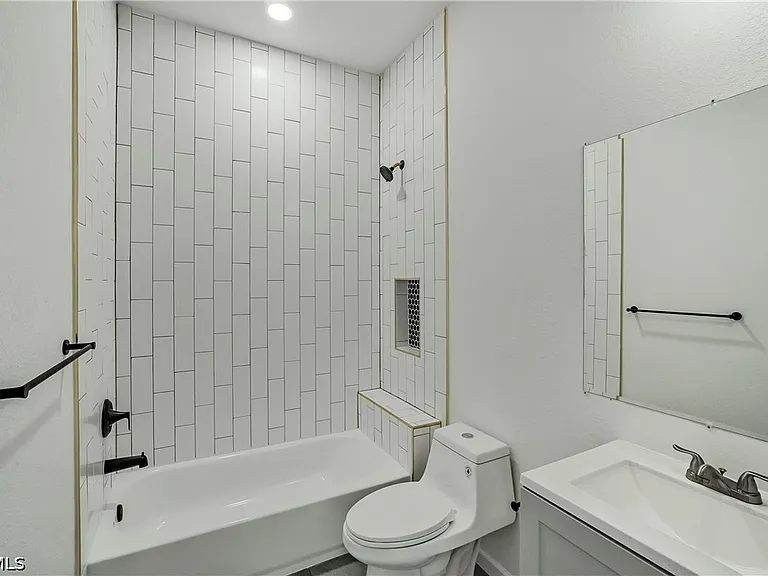 601 Hawthorne Ave S — Photo 17