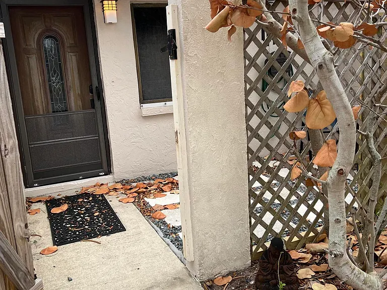 8154 Ridgewood Ave — Photo 3