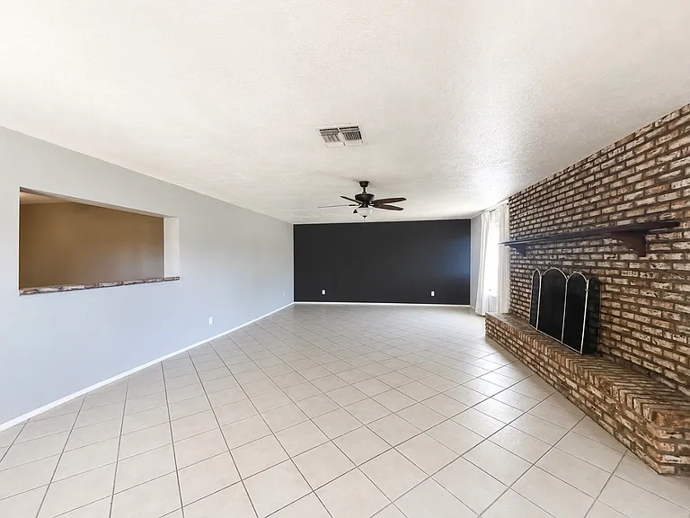 1137 W Manhatton Dr — Photo 1
