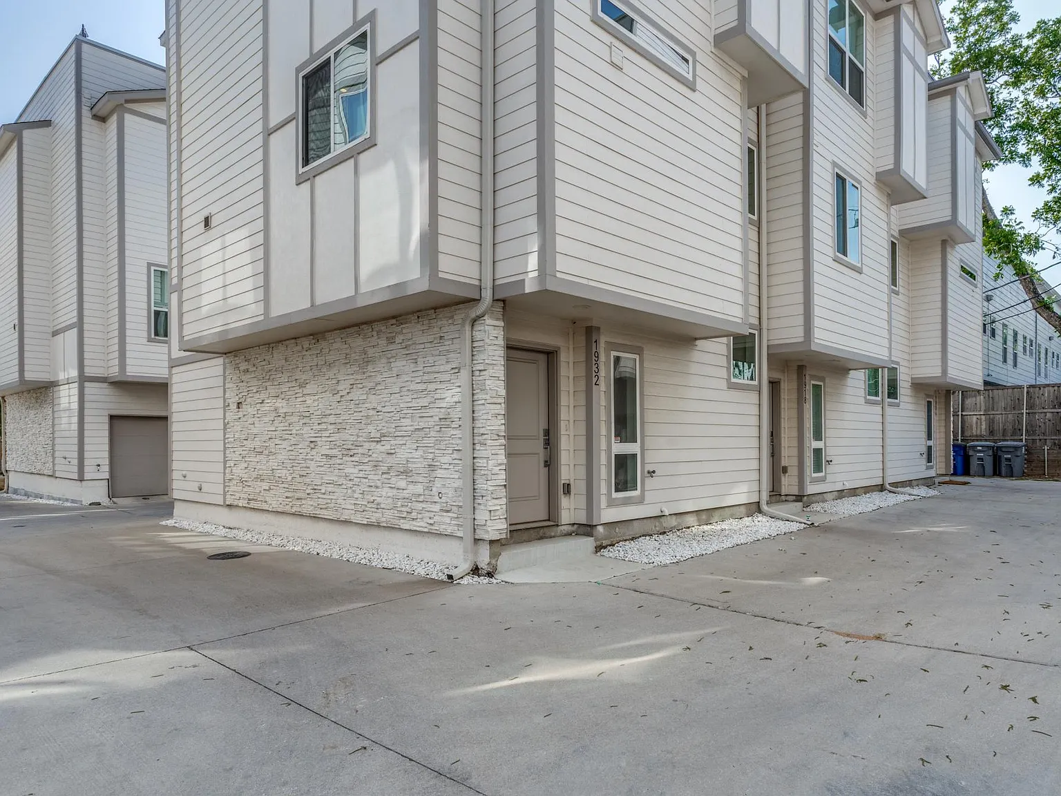 2 bed, 1641 sqft, $3,200 — Photo 2
