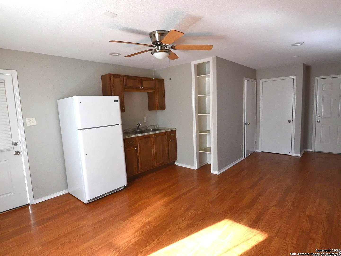 906 W Kings Hwy — Photo 2