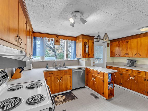 3rd image of 125 Passons Rd