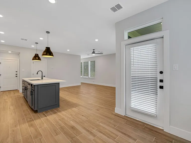 13631 Giovannis Gdn — Photo 9
