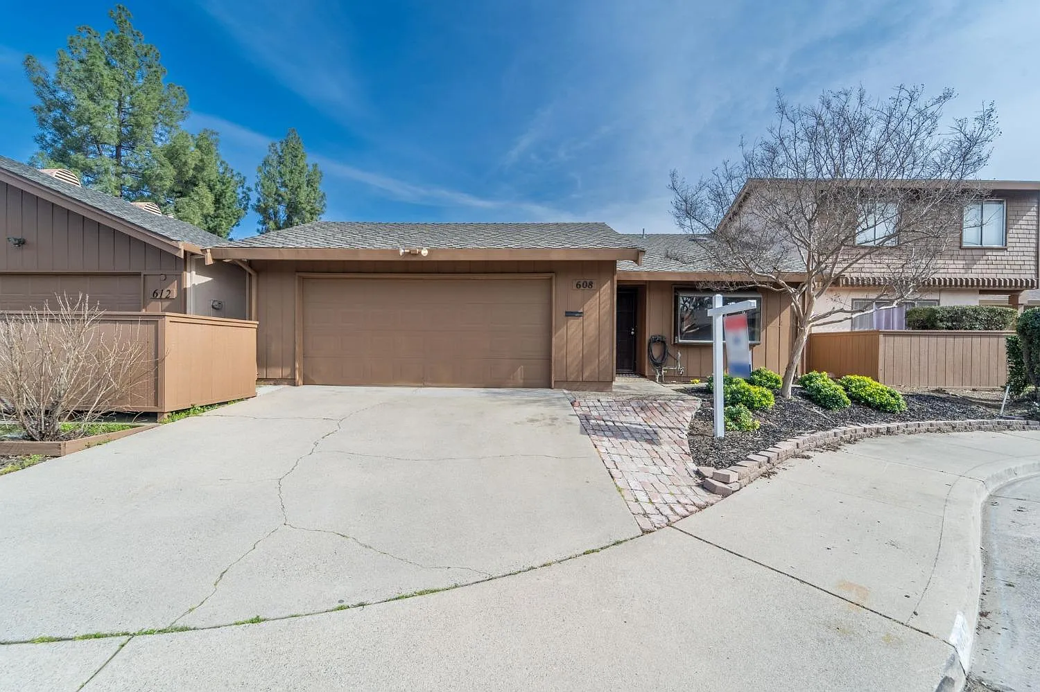 608 Oak View Ct photo 1