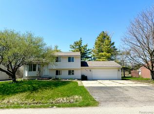 2130 Aldwin Dr, West Bloomfield, MI 48324