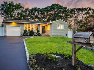18 Weldon Ln, Farmingville, NY 11738