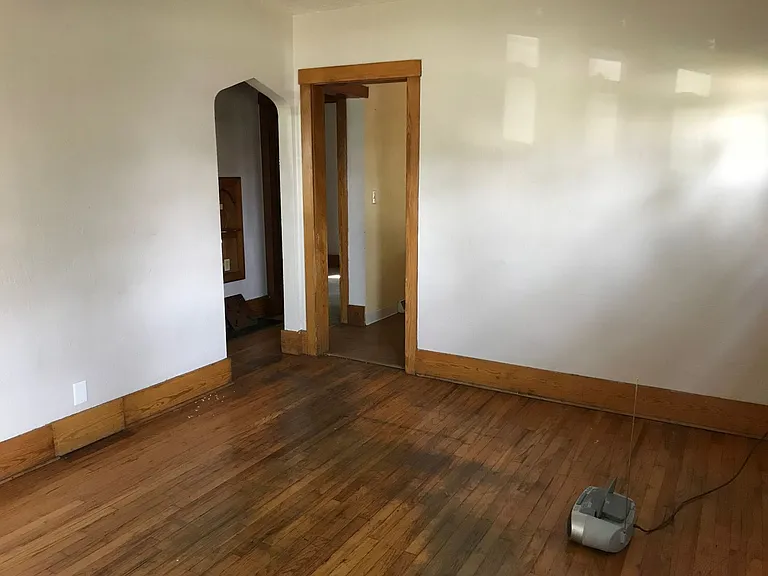 930 Hudson Ave — Photo 4