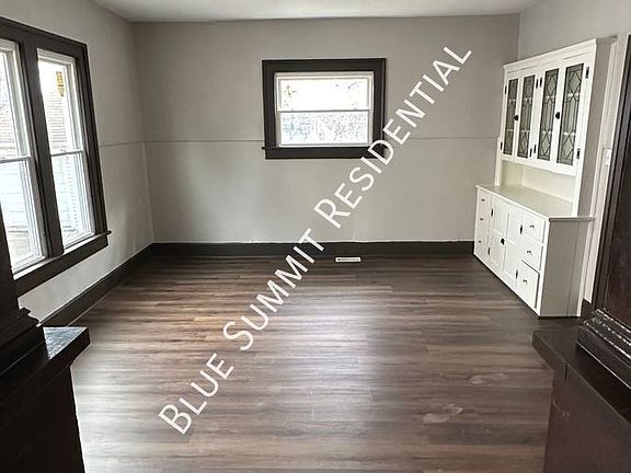 2nd image of 470 N Mulberry St