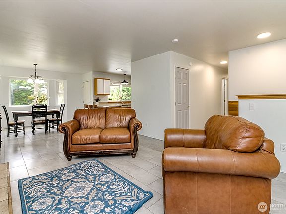 3rd image of 624 SE Pine Road