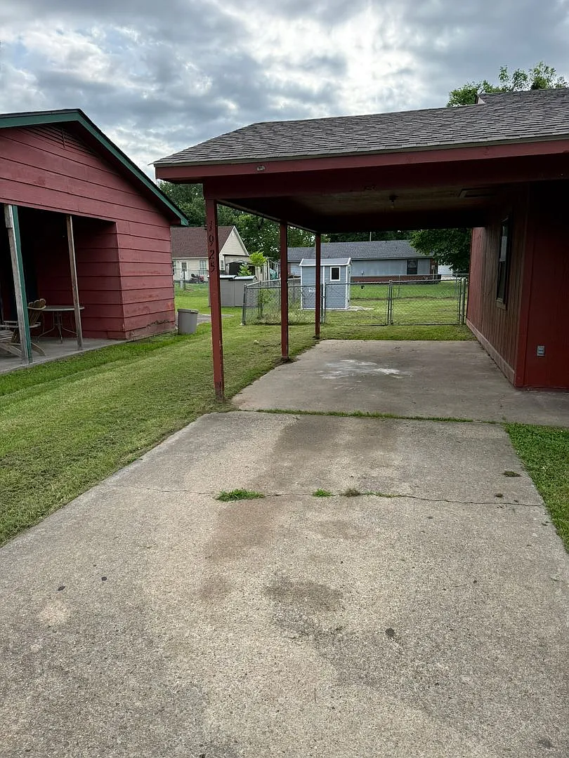 Move In Special!! Three Bed/One Bath Home/Freshly Painted/Fenced Yard — Photo 4