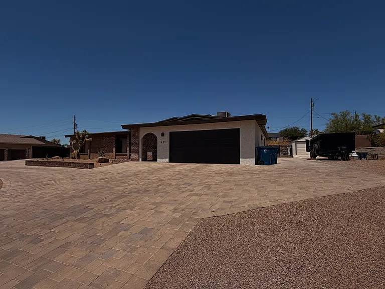 2695 Daytona Ave — Photo 2