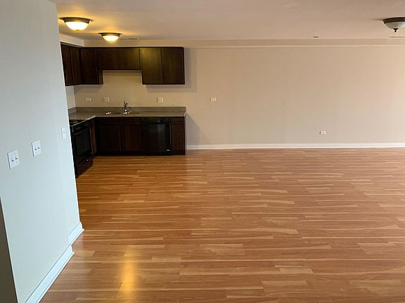 4th image of 6411 N Rockwell St APT 607