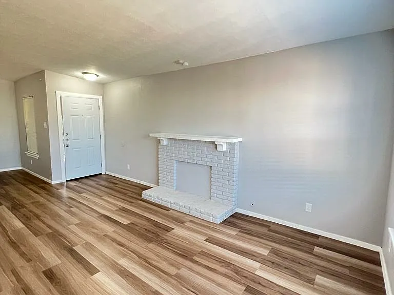 La Hacienda Apartments — Photo 19