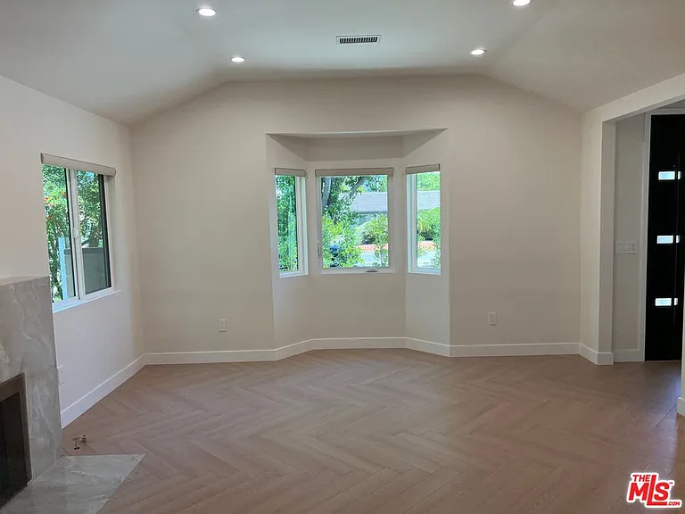13338 Magnolia Blvd — Photo 9
