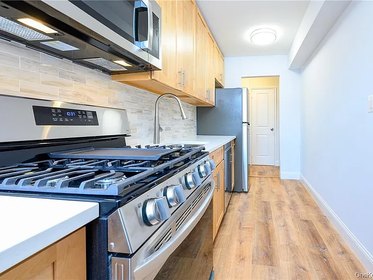 3 Sadore Ln #6M — Photo 3