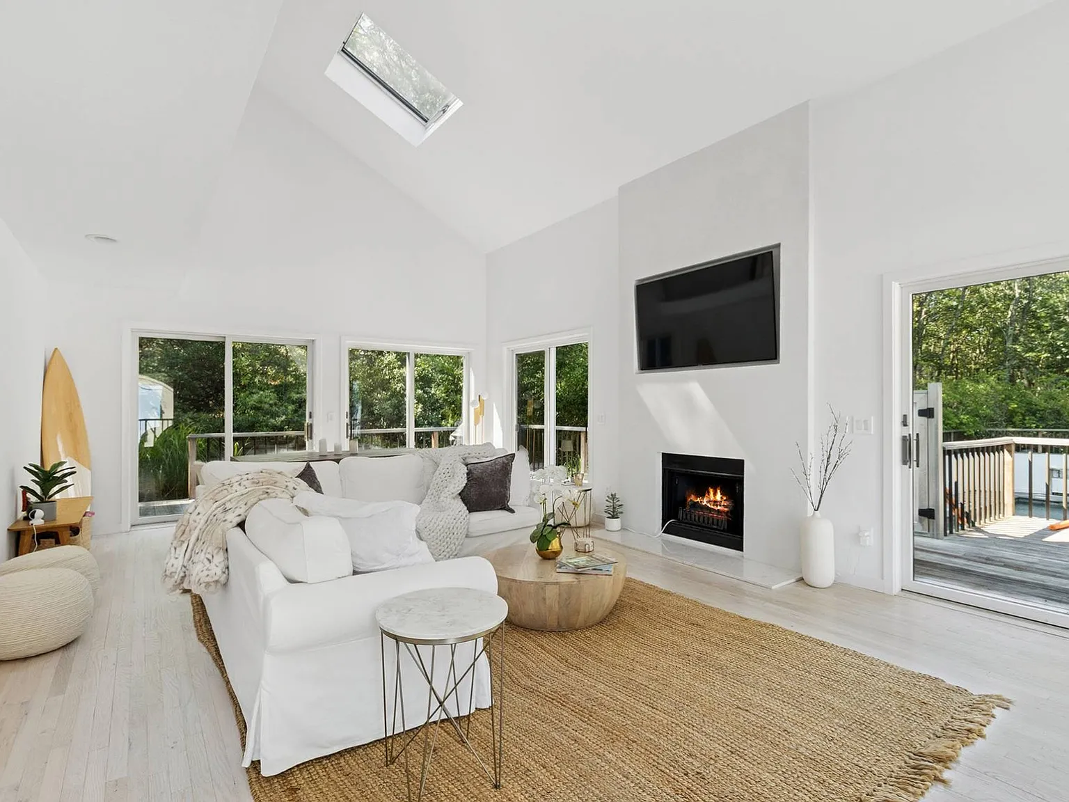 Serene Summer Living in Wainscott — Photo 3