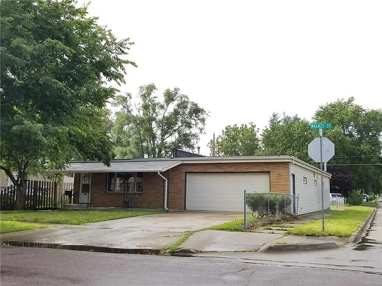 2348 E Walnut St — Photo 1