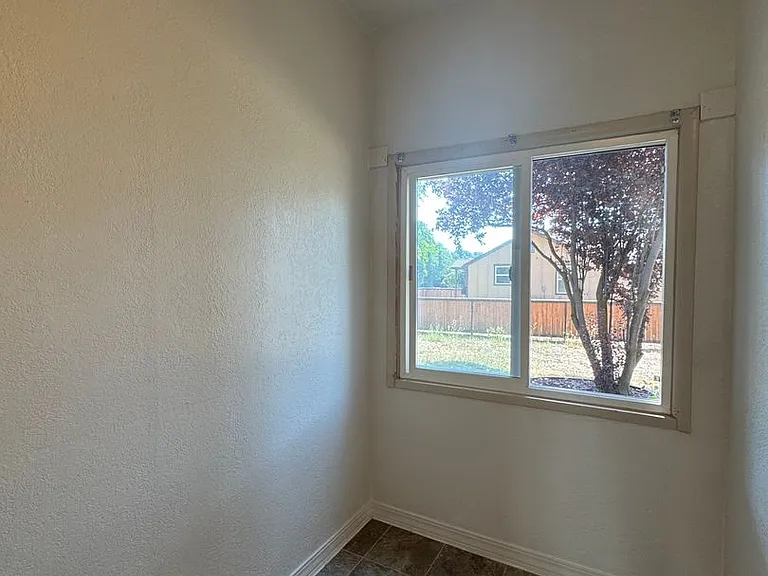 407 N Lincoln St — Photo 8