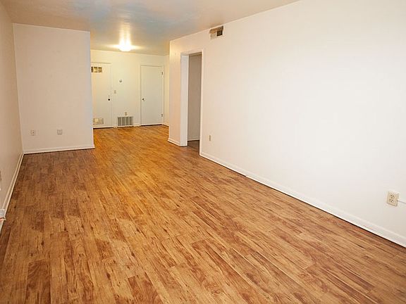 2nd image of 208 Governors Ln APT 2