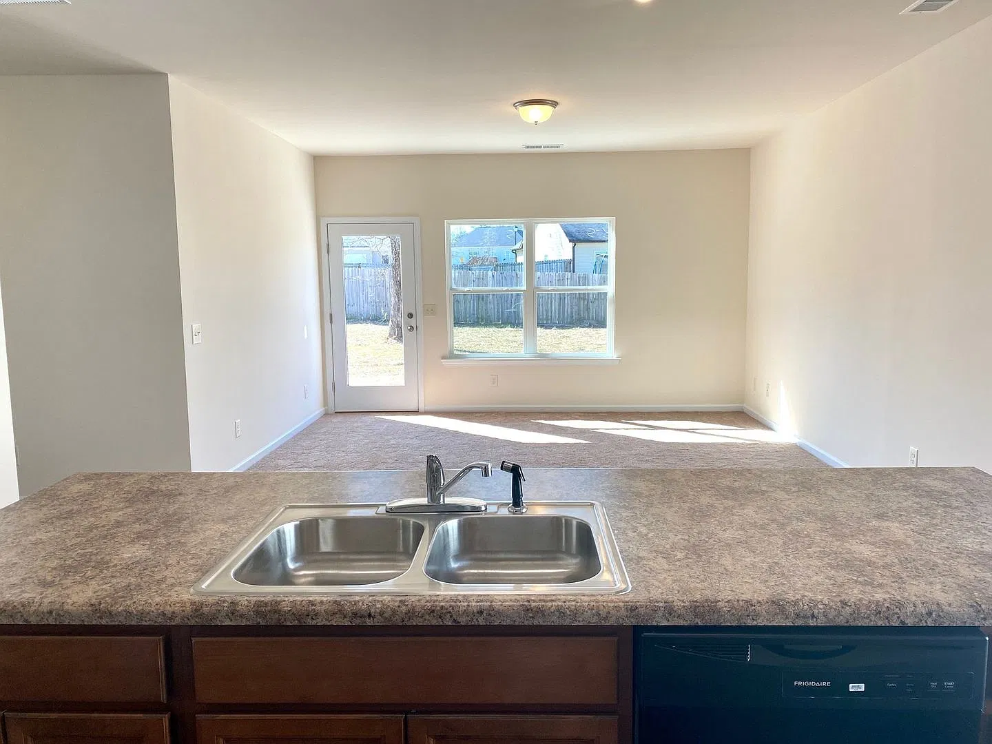 Brand new home for lease! — Photo 4