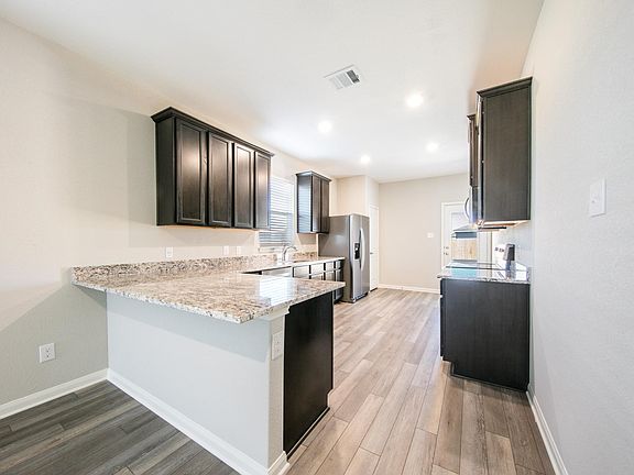 4th image of 517 Washington Dr #517