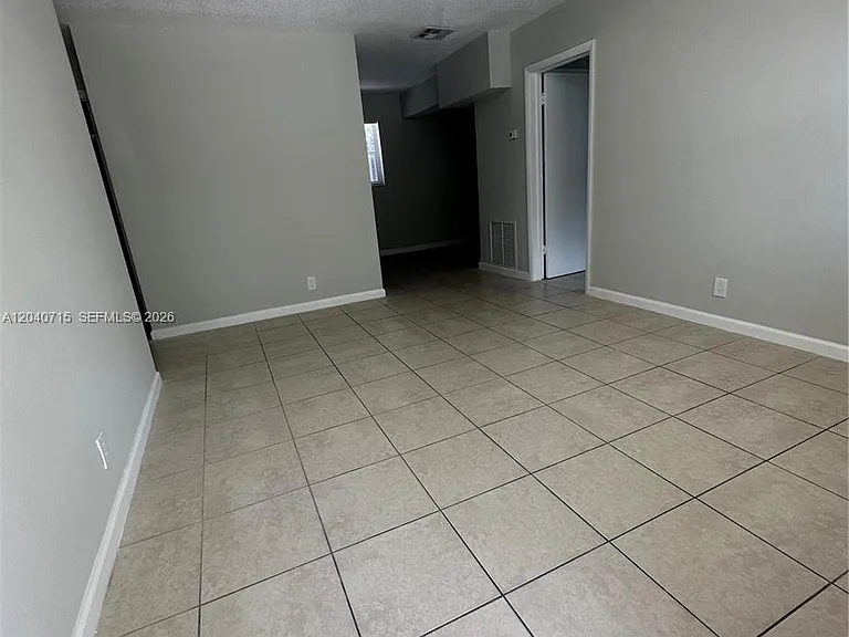1645 NW 6th Ave #W — Photo 2
