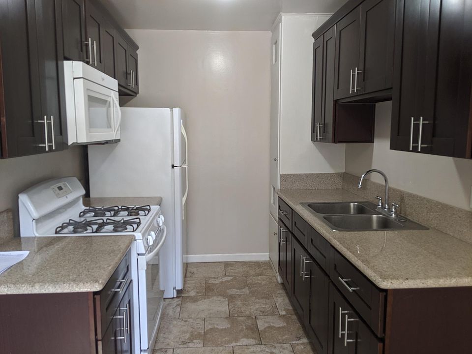 Kitchen includes all appliances shown
