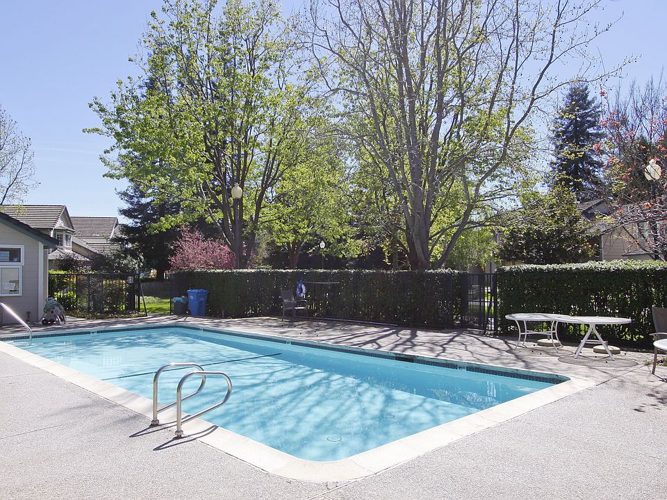 2nd image of 122 Danbury Ln