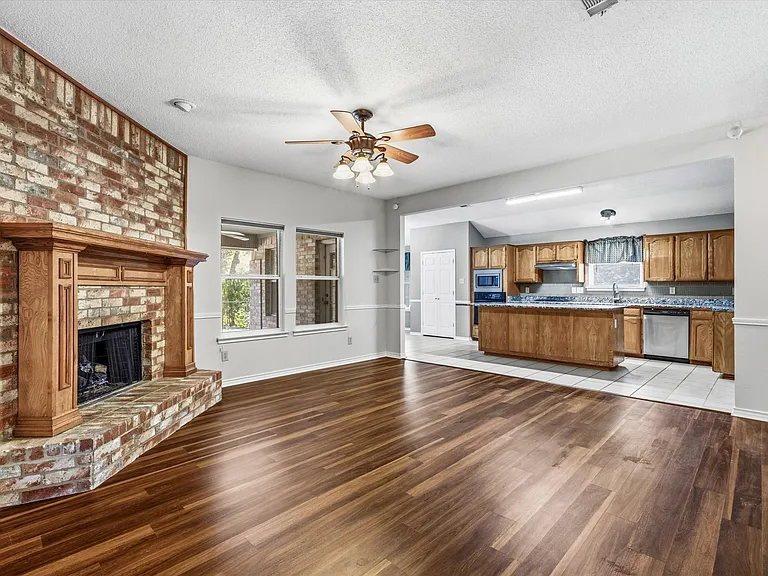 5106 Lee Hutson Ln — Photo 2