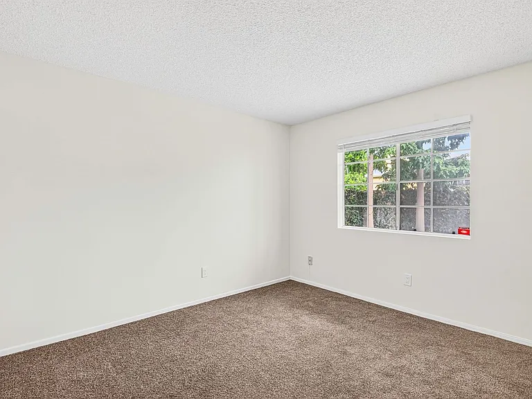1075 Loma Ave — Photo 10