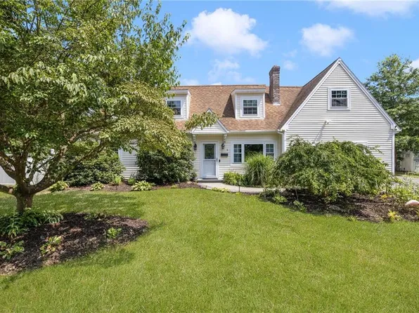 4 Magnolia Ln, Barrington, RI 02806