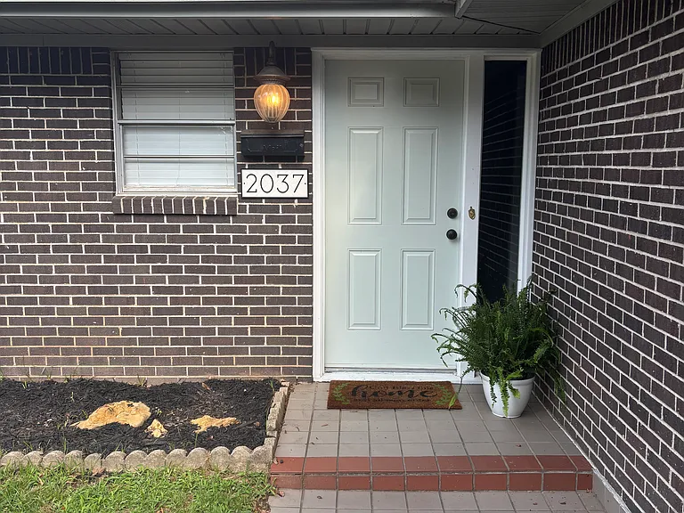 2037 Shadywood Ln — Photo 3