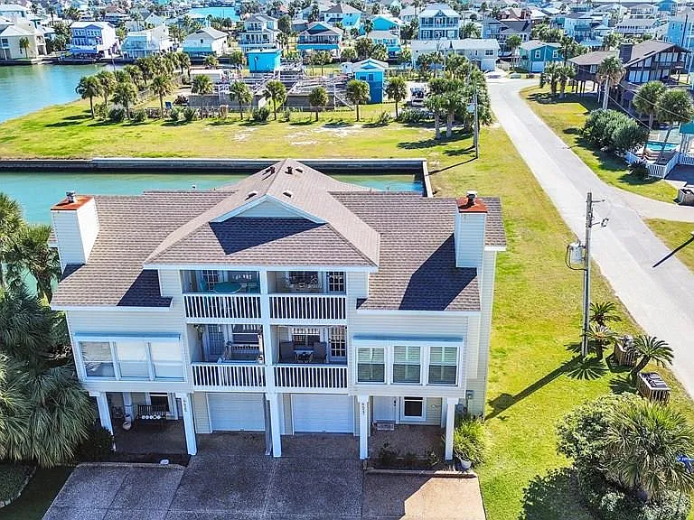 16627 Bayfront Dr — Photo 2