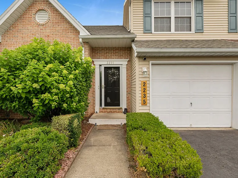 2235 Briarwood Dr — Photo 3
