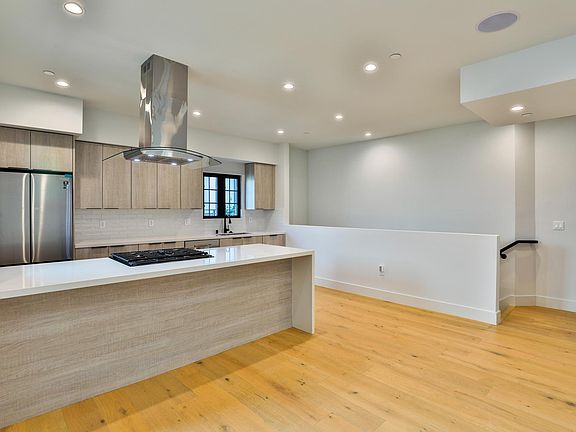 5th image of 736 Parkman Ave