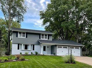 5195 Surrey Dr, Bettendorf, IA 52722