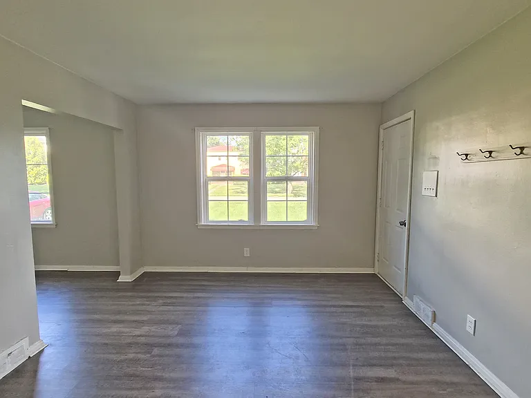 4230 Chester Dr — Photo 2