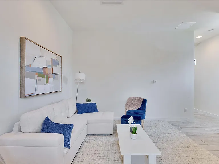 808 E Lydia St — Photo 5