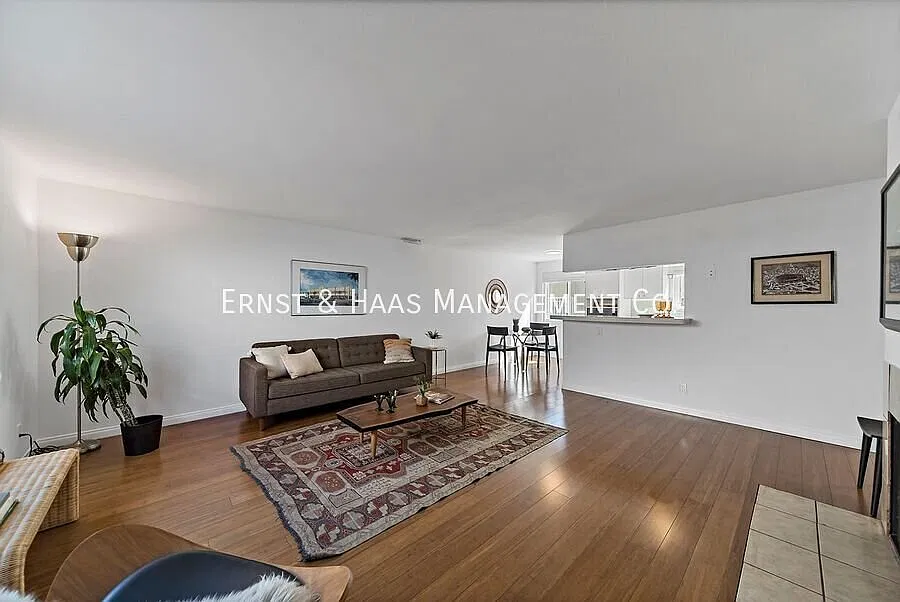 Beautiful 2-Bedroom, 2.5-Bathroom Townhome Near Downtown Long Beach! — Photo 3