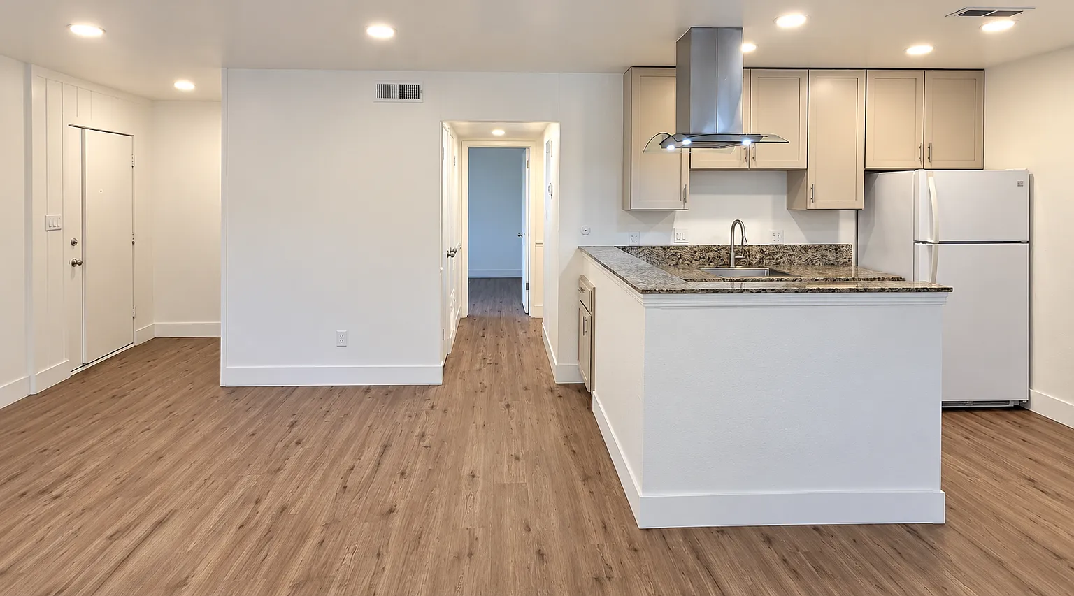 2 bed, 920 sqft, $1,750 — Photo 1