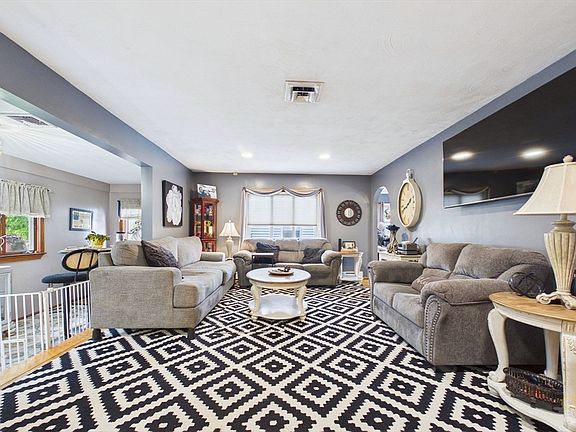 5th image of 26 Pershing Ave
