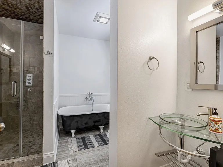 1811 Marshall St — Photo 10