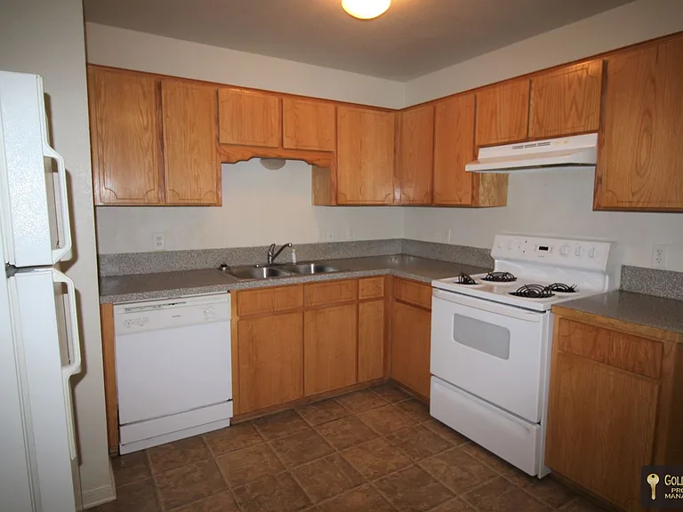 401 W Ave E — Photo 7