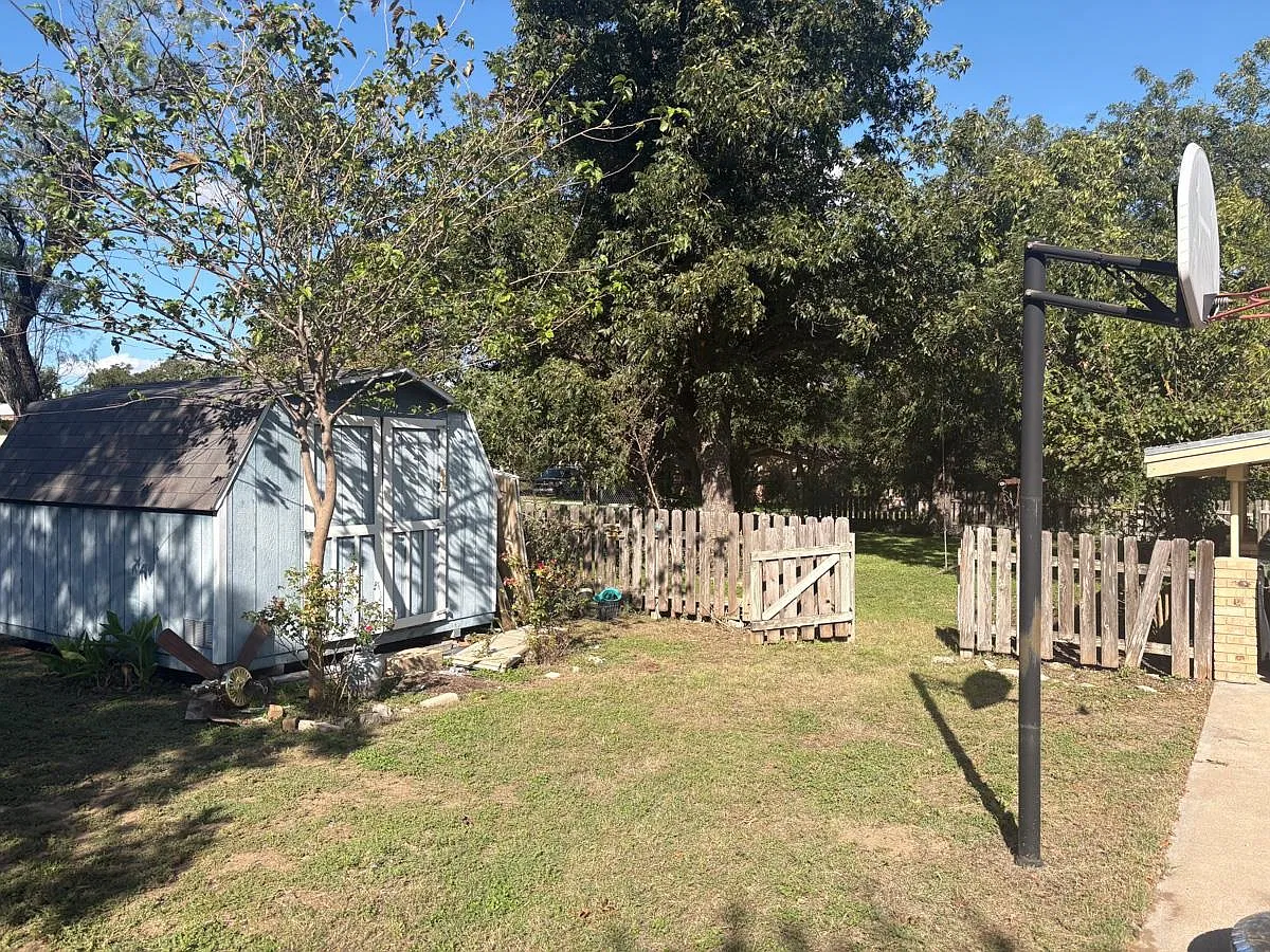 3 bed, 2.0 bath, 1650 sqft, $2,100 — Photo 4