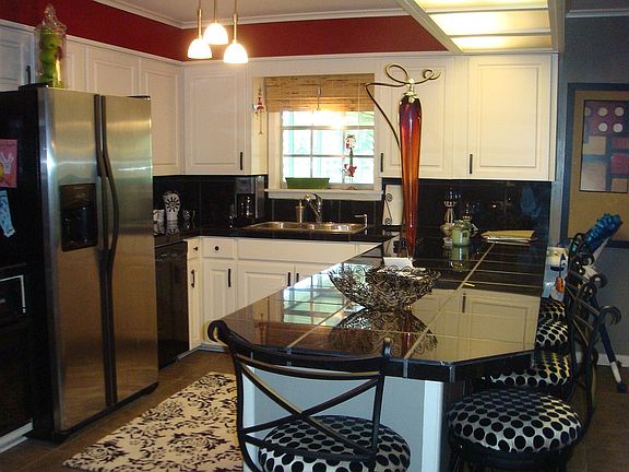 Open Kitchen with Peninsula