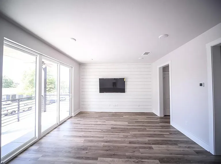 2340 Benbrook Dr — Photo 3